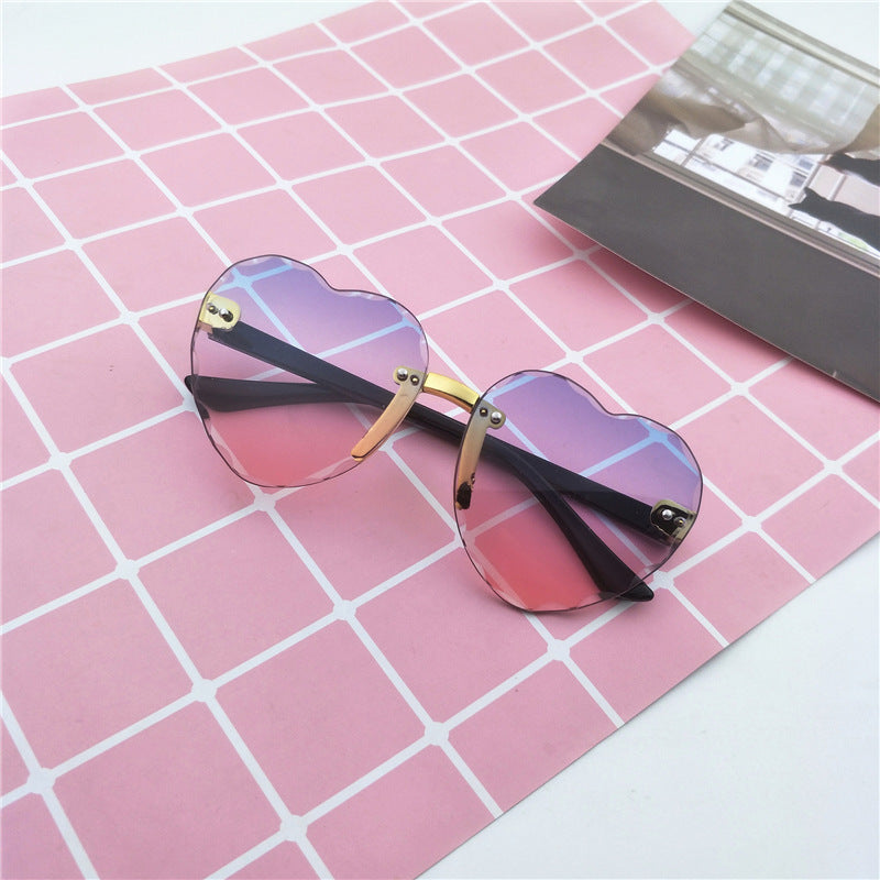2020 Fashion Trimmed Children's Sunglasses Approval Peach Heart Cute Boy Girl Sunglasses Personalized Edge Ocean Pieces