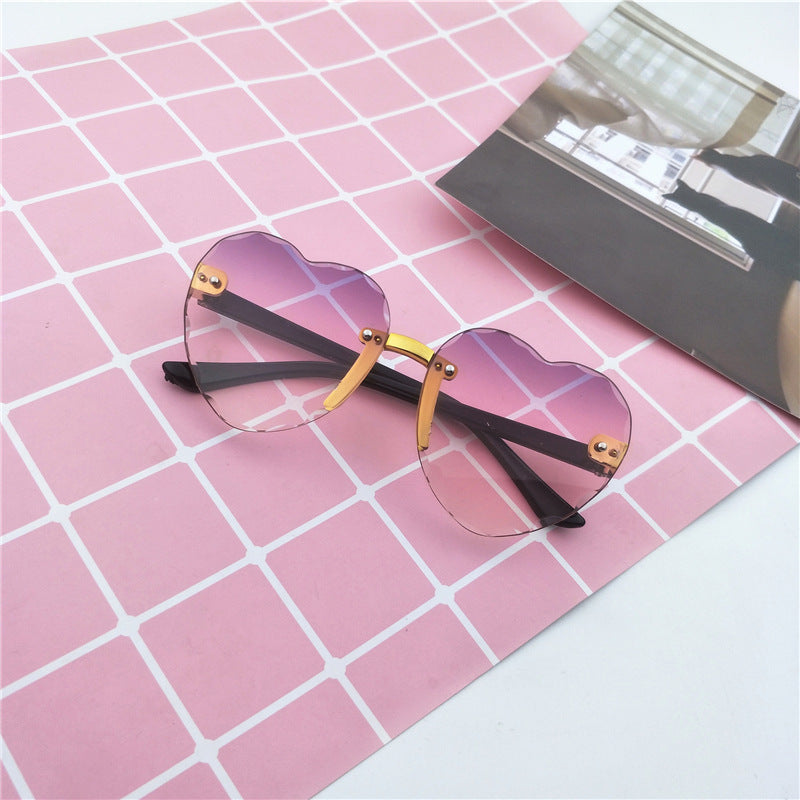 2020 Fashion Trimmed Children's Sunglasses Approval Peach Heart Cute Boy Girl Sunglasses Personalized Edge Ocean Pieces