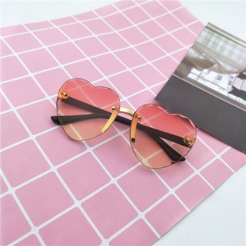 2020 Fashion Trimmed Children's Sunglasses Approval Peach Heart Cute Boy Girl Sunglasses Personalized Edge Ocean Pieces