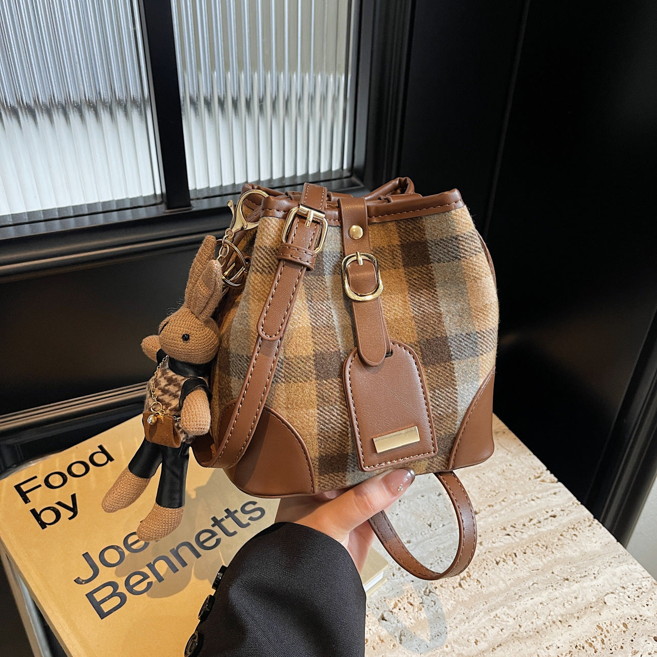 Woolen casual plaid bucket bag women's new 2024 autumn bag commuter high-end niche messenger bag