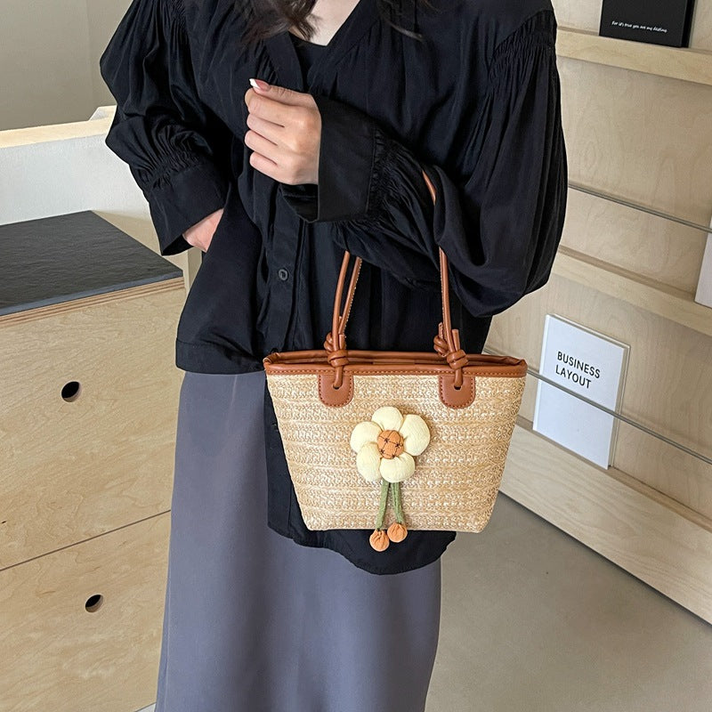 Woven straw bag women's large capacity 2024 new summer fashion shoulder beach bag this year popular bucket bag