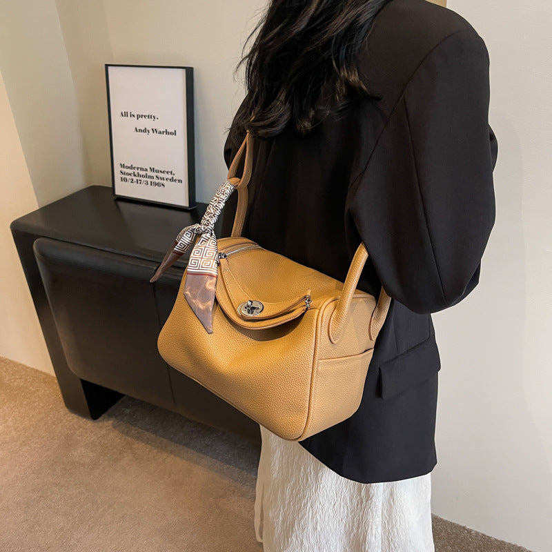 Women's bag 2024 new trendy fashion winter simple foreign style niche design messenger bag portable small square bag