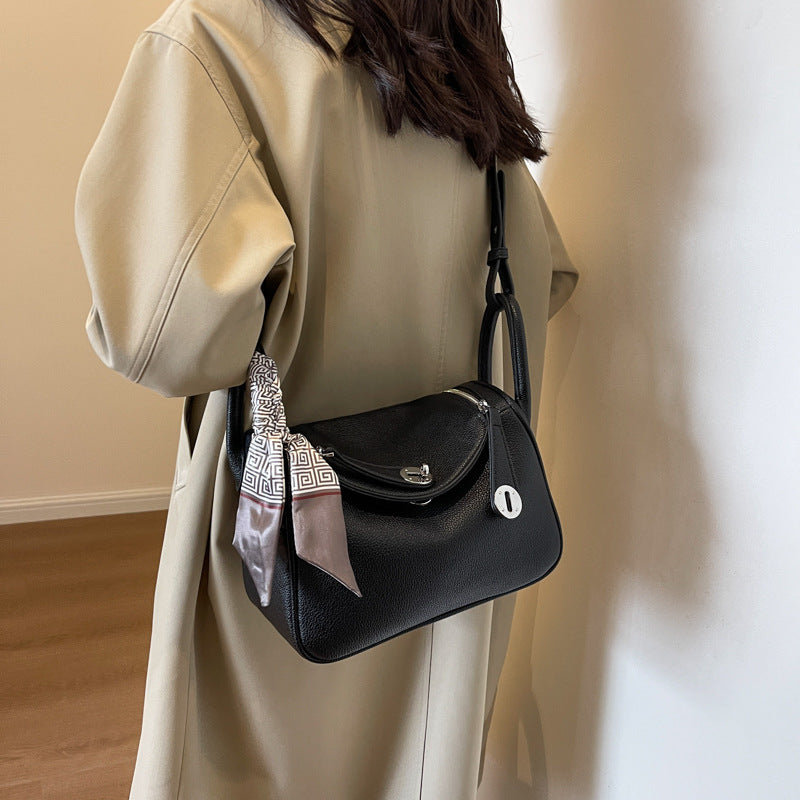 Women's bag 2024 new trendy fashion winter simple foreign style niche design messenger bag portable small square bag