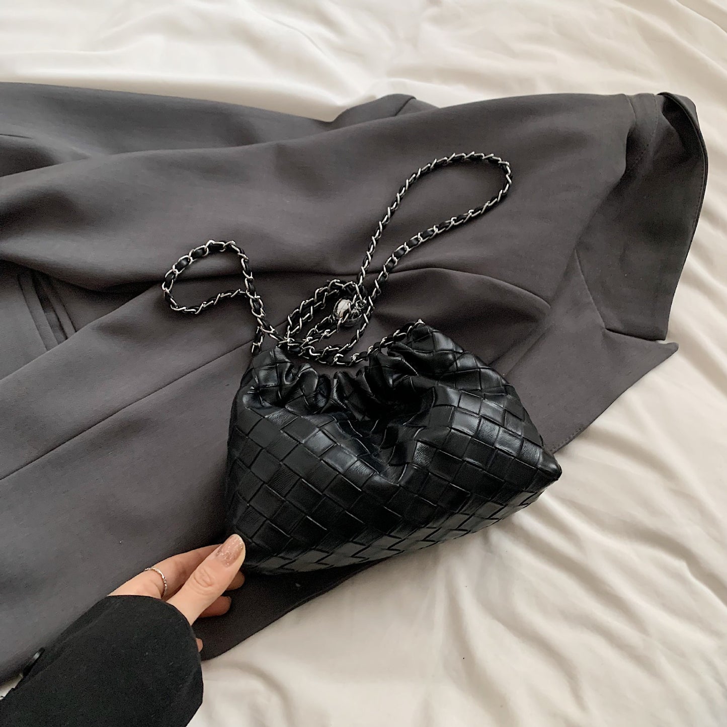 Woven bag women's 2024 new fashion niche pleated bucket bag personalized chain shoulder bag messenger bag