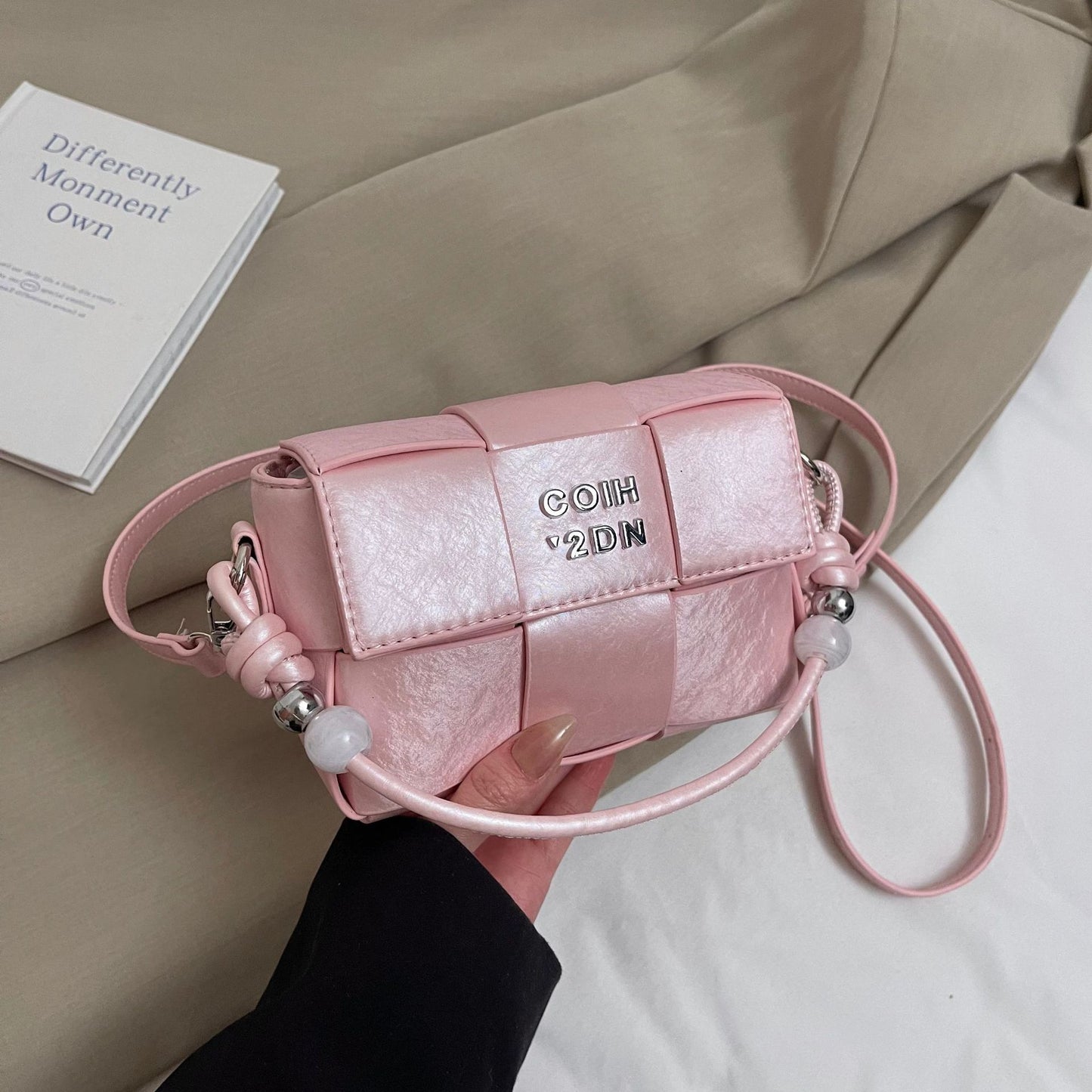 Woven small bag women's 2025 new spring personalized shoulder bag niche texture hand carry messenger bag small square bag