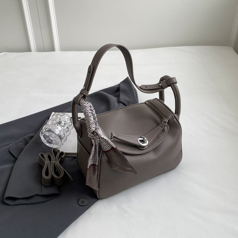 Women's bag 2024 new trendy fashion winter simple foreign style niche design messenger bag portable small square bag