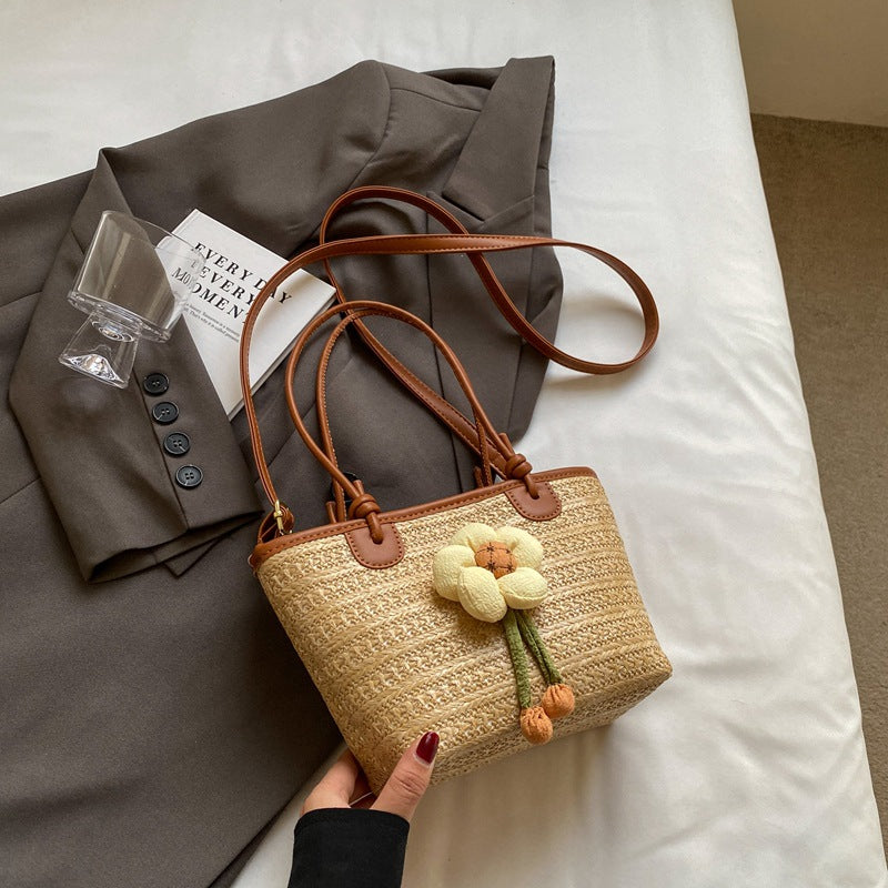 Woven straw bag women's large capacity 2024 new summer fashion shoulder beach bag this year popular bucket bag