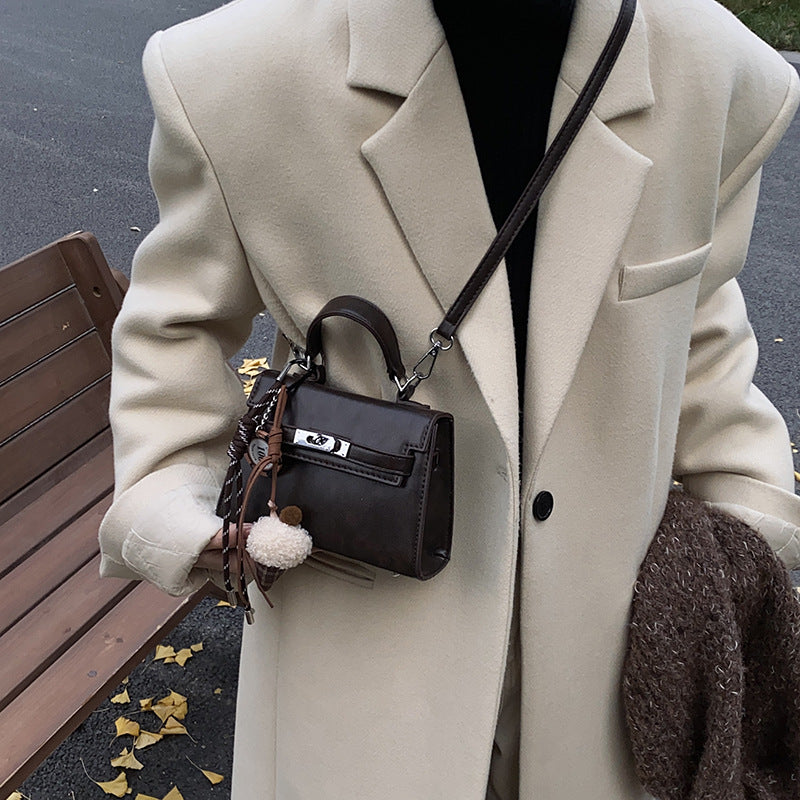 Winter retro portable small bag women's 2024 new fashion simple foreign style fashion messenger bag small square bag