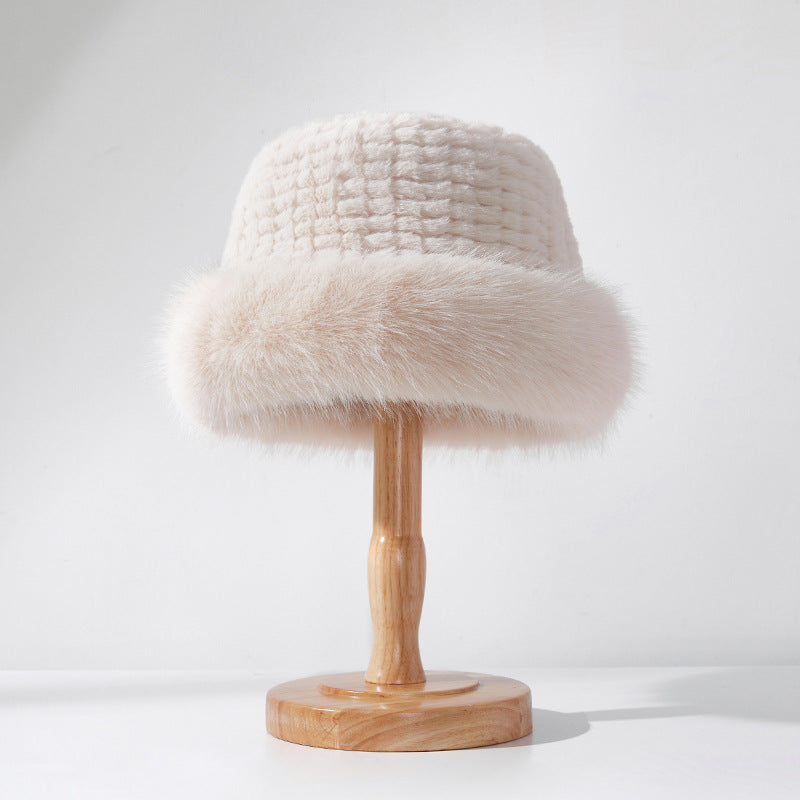 Classmate Yang's hat is thickened and cute for girls in winter to keep warm in winter, and a white plush hat for ear protection in autumn and winter.