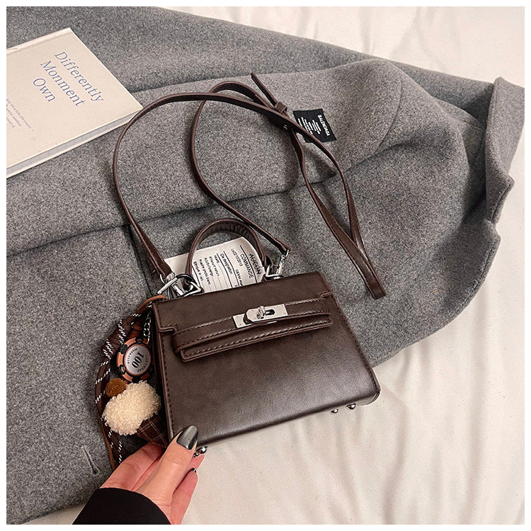 Winter retro portable small bag women's 2024 new fashion simple foreign style fashion messenger bag small square bag
