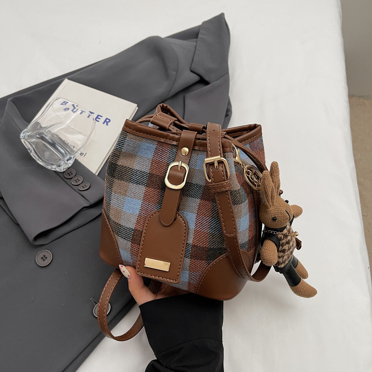 Woolen casual plaid bucket bag women's new 2024 autumn bag commuter high-end niche messenger bag