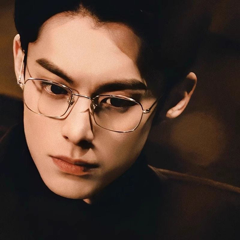 Yi Love is a hot seller in Douyin, the same anti-blue glasses, gold wire myopia frame, male matching degree, eye frame, female.