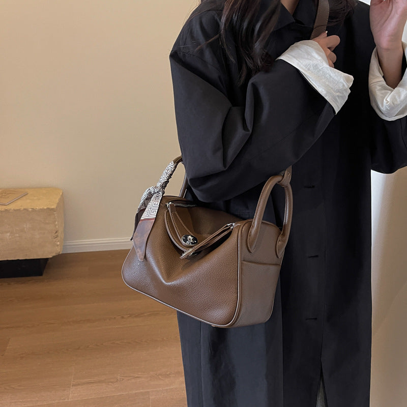 Women's bag 2024 new trendy fashion winter simple foreign style niche design messenger bag portable small square bag