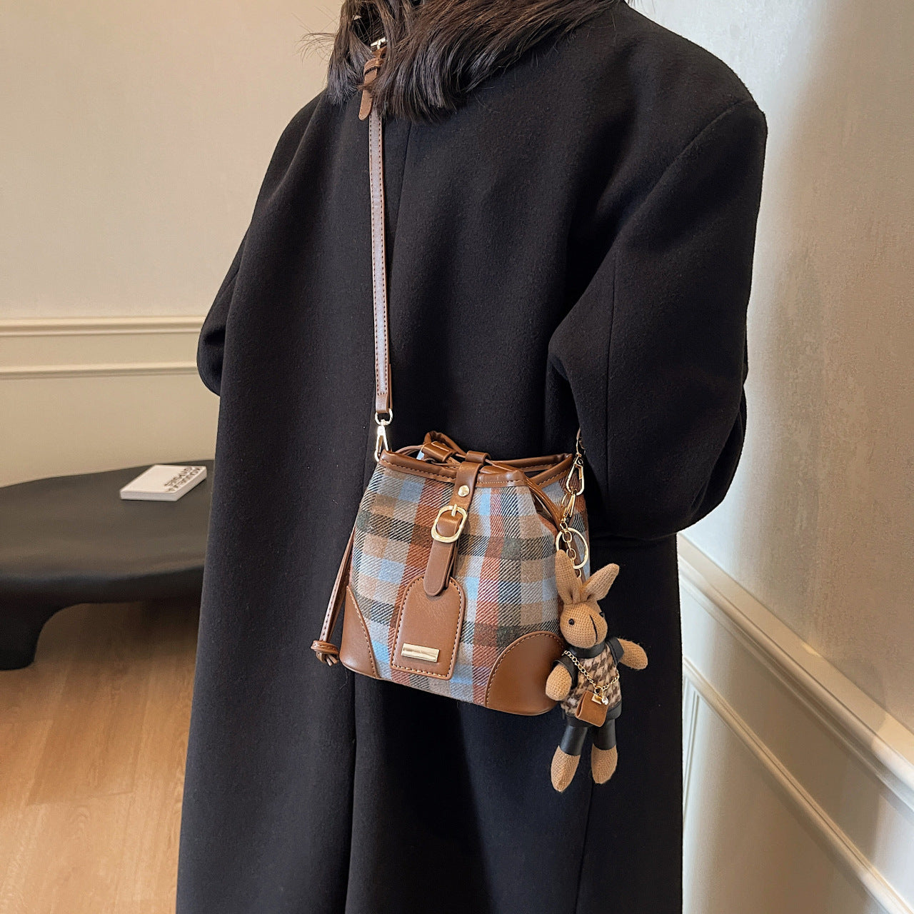 Woolen casual plaid bucket bag women's new 2024 autumn bag commuter high-end niche messenger bag