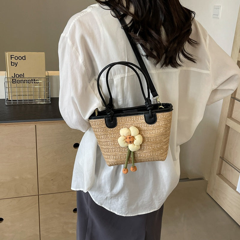 Woven straw bag women's large capacity 2024 new summer fashion shoulder beach bag this year popular bucket bag