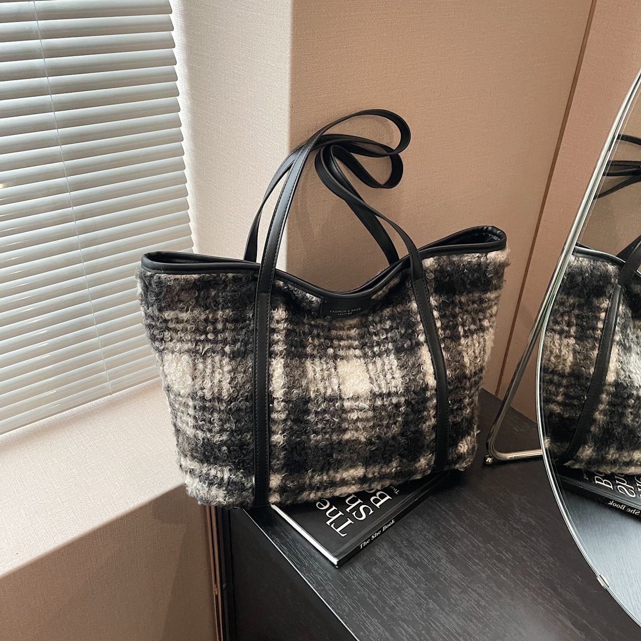 Woolen plaid single shoulder women's bag 2024 autumn and winter new niche versatile underarm large-capacity textured tote bag