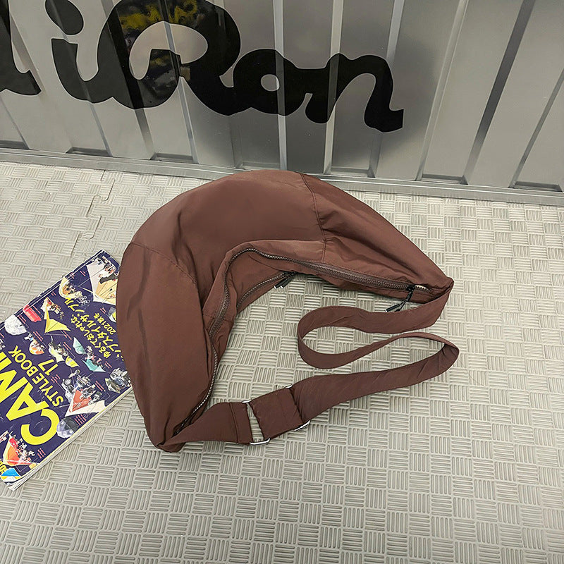 Wholesale large-capacity bags, women's casual dumpling bags, simple and lightweight shoulder bags, trendy versatile commuter messenger bags