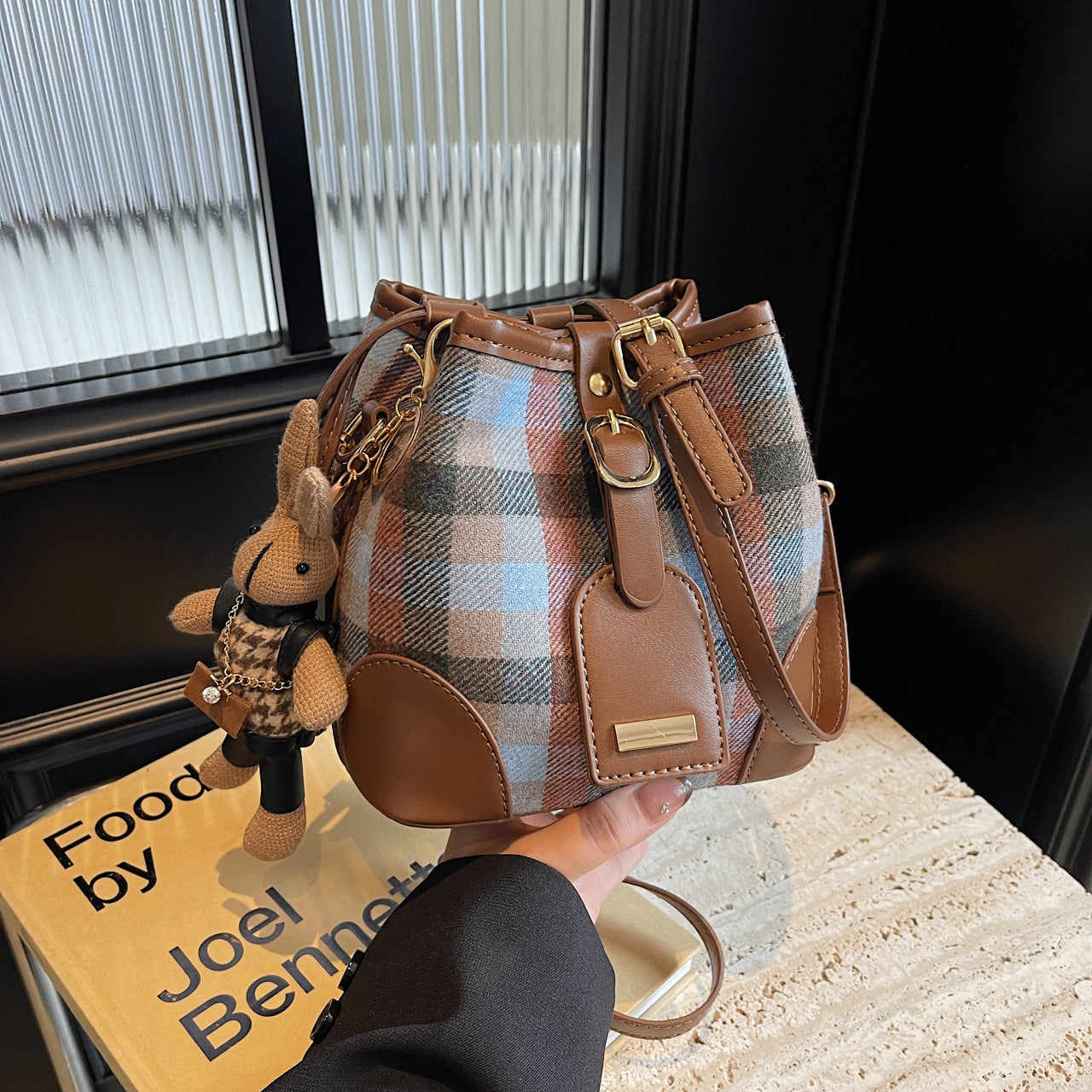 Woolen casual plaid bucket bag women's new 2024 autumn bag commuter high-end niche messenger bag