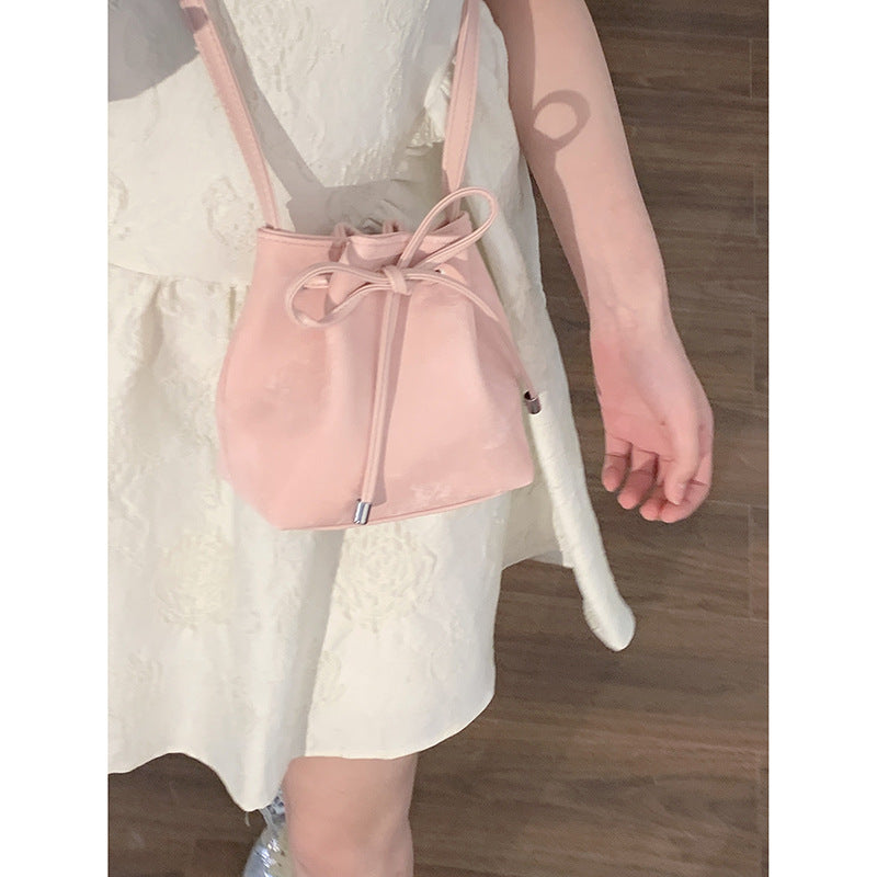 Wholesale versatile ins messenger bag women's 2024 new fashion Korean version bucket bag feeling shoulder bag