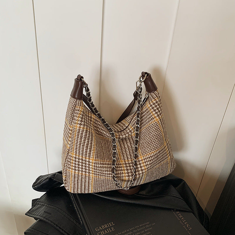 Woolen fashion large capacity 2024 foreign style chain new casual shoulder bag this year popular plaid messenger women's bag
