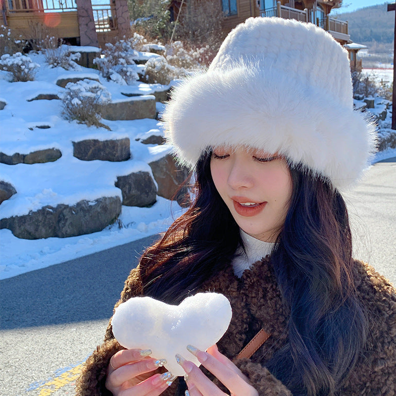 Classmate Yang's hat is thickened and cute for girls in winter to keep warm in winter, and a white plush hat for ear protection in autumn and winter.
