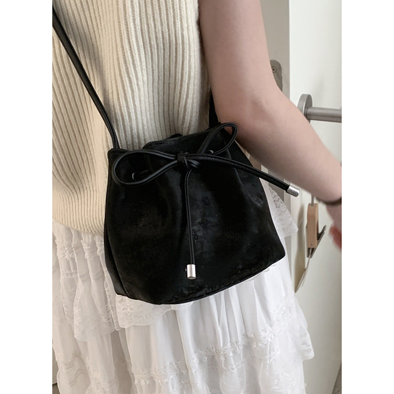 Wholesale versatile ins messenger bag women's 2024 new fashion Korean version bucket bag feeling shoulder bag