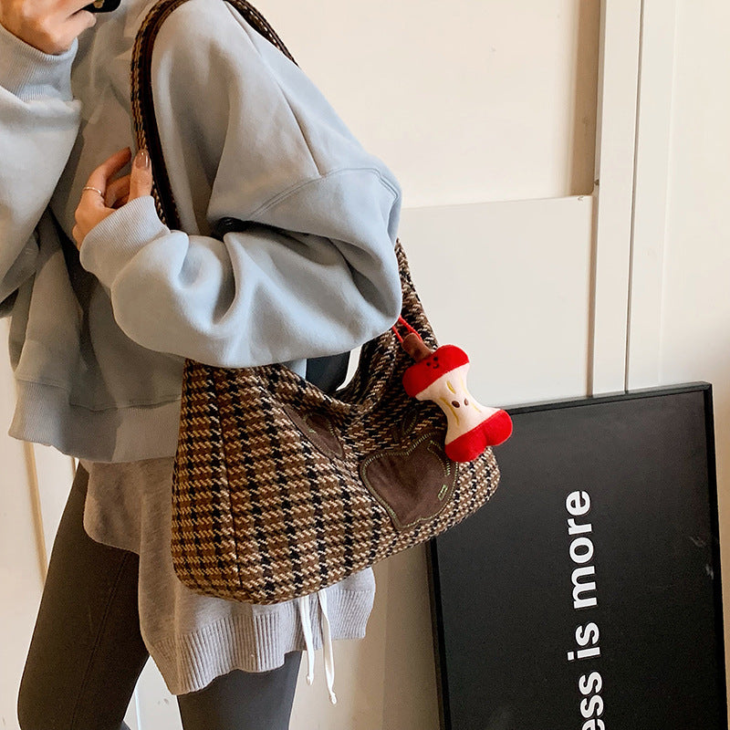 Woolen bag women's large-capacity 2024 winter new casual shoulder messenger bag plaid class commuter tote bag
