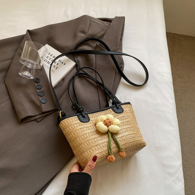 Woven straw bag women's large capacity 2024 new summer fashion shoulder beach bag this year popular bucket bag