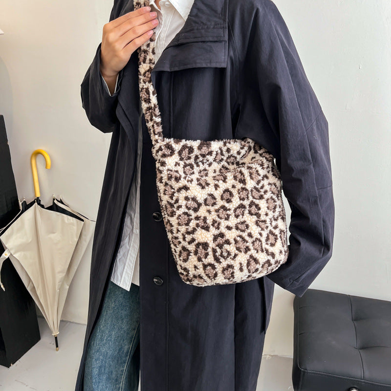 Winter new lamb wool shoulder bag bucket bag large capacity commuter messenger retro ethnic style fluff tote bag