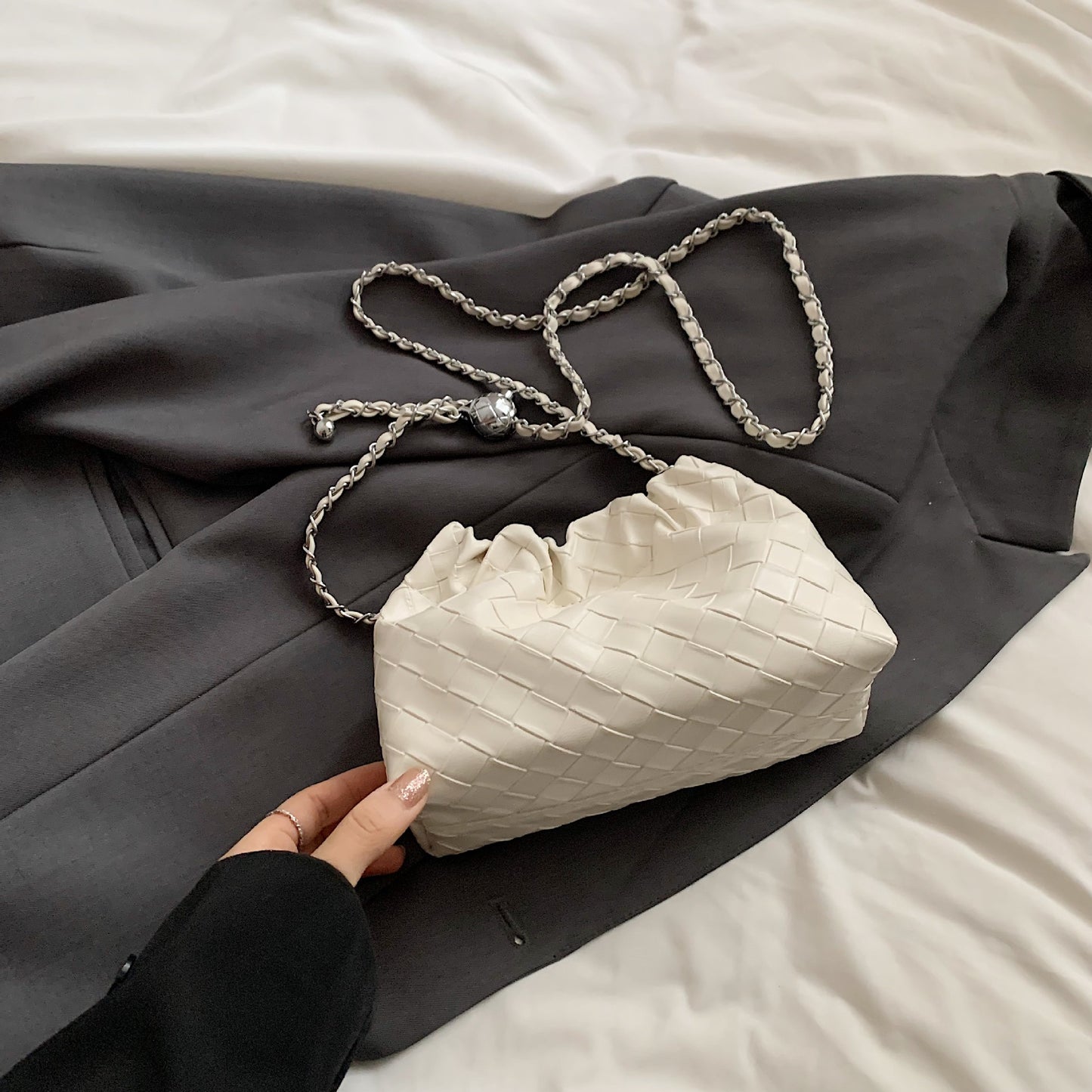 Woven bag women's 2024 new fashion niche pleated bucket bag personalized chain shoulder bag messenger bag