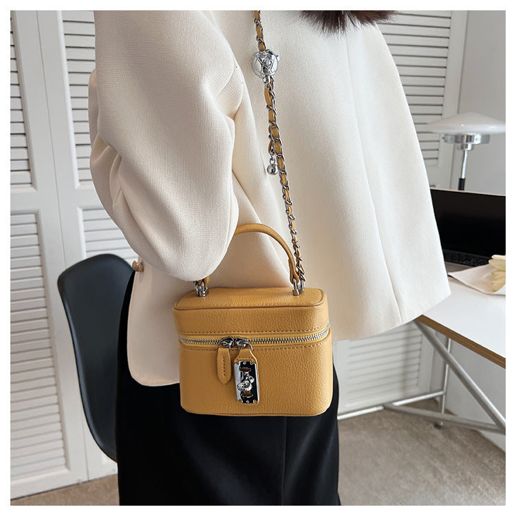 Women's bag 2022 spring and summer new Korean version fashion shoulder messenger small square bag personalized lock texture handbag