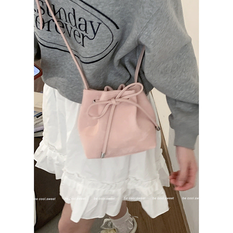 Wholesale versatile ins messenger bag women's 2024 new fashion Korean version bucket bag feeling shoulder bag