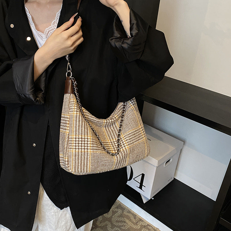 Woolen fashion large capacity 2024 foreign style chain new casual shoulder bag this year popular plaid messenger women's bag