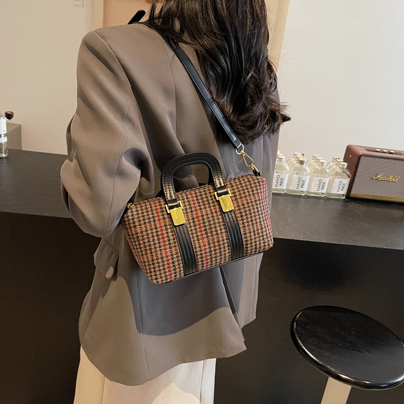 Winter new small bag women's 2024 fashion foreign simple handbag retro bowling commuter messenger bag bag