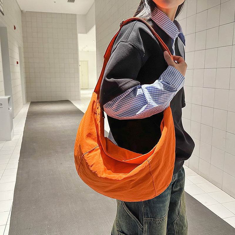 Wholesale large-capacity bags, women's casual dumpling bags, simple and lightweight shoulder bags, trendy versatile commuter messenger bags