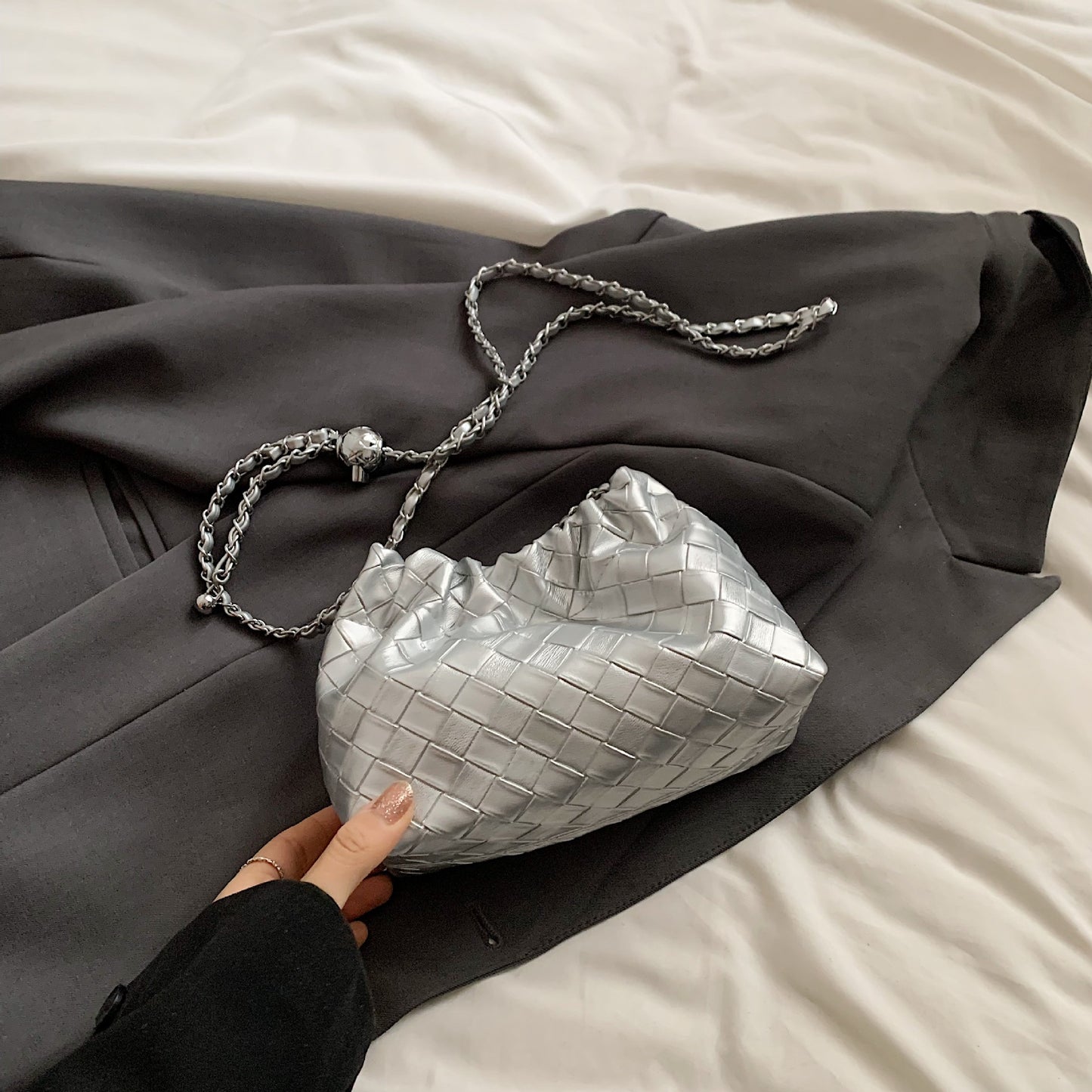 Woven bag women's 2024 new fashion niche pleated bucket bag personalized chain shoulder bag messenger bag
