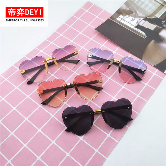 2020 Fashion Trimmed Children's Sunglasses Approval Peach Heart Cute Boy Girl Sunglasses Personalized Edge Ocean Pieces