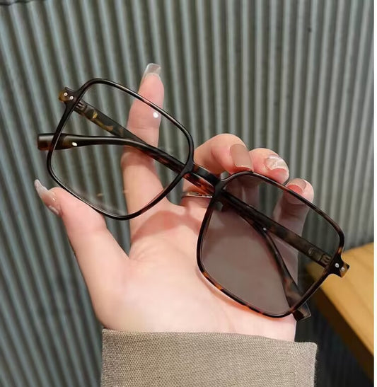2023 new large box color-changing glasses Internet celebrities plain and thin high definition myopia glasses trendy couple tortoiseshell frame