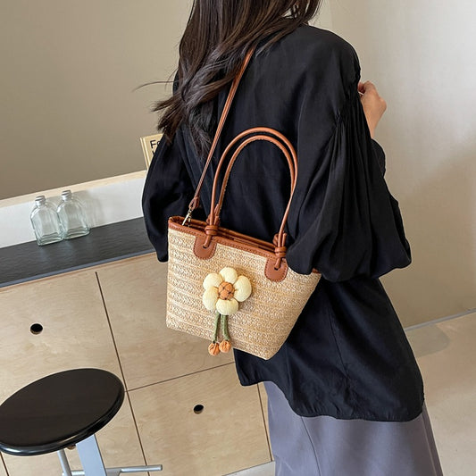 Woven straw bag women's large capacity 2024 new summer fashion shoulder beach bag this year popular bucket bag