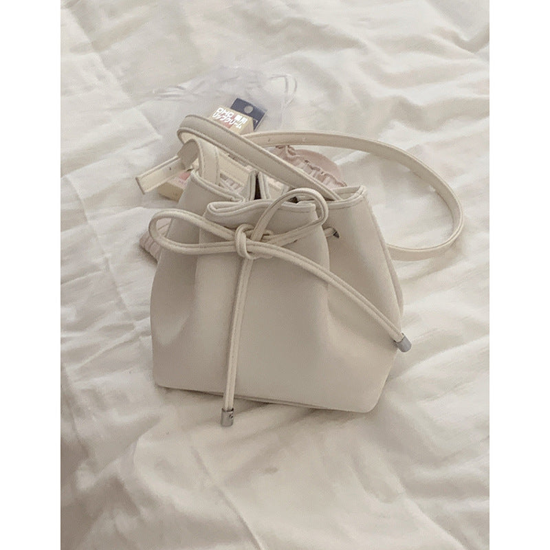 Wholesale versatile ins messenger bag women's 2024 new fashion Korean version bucket bag feeling shoulder bag