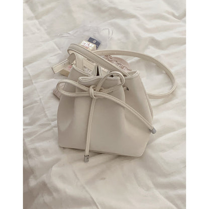 Wholesale versatile ins messenger bag women's 2024 new fashion Korean version bucket bag feeling shoulder bag