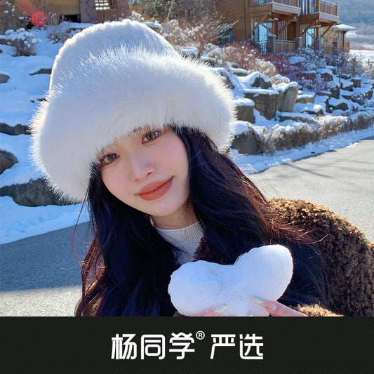 Classmate Yang's hat is thickened and cute for girls in winter to keep warm in winter, and a white plush hat for ear protection in autumn and winter.
