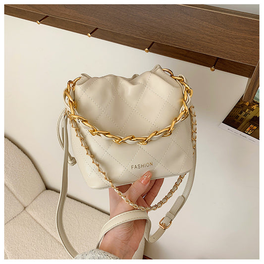 2023 autumn and winter new bags bags women's texture fashion niche design chain messenger bag portable bucket bag