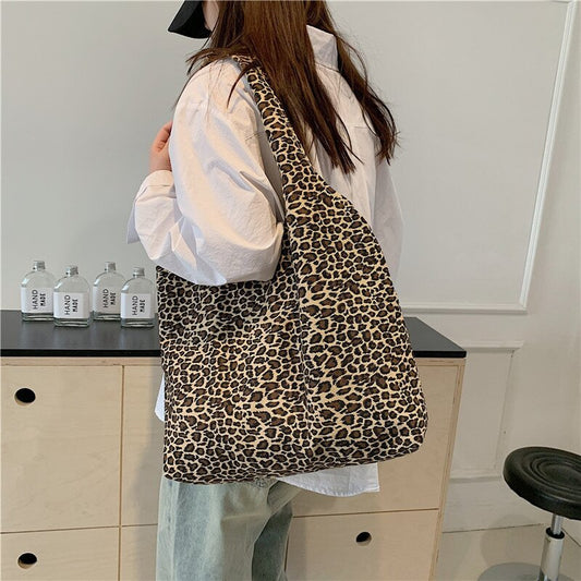 College students commute to class, large-capacity tote bag, women's 2024 new lazy wind leopard print canvas bag, shoulder bag