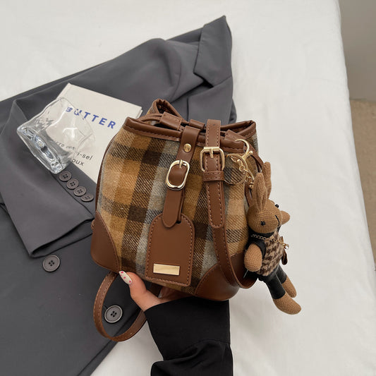 Woolen casual plaid bucket bag women's new 2024 autumn bag commuter high-end niche messenger bag