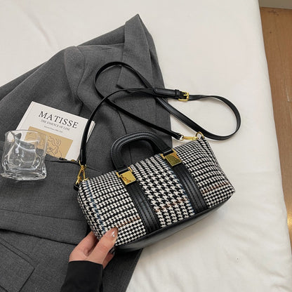 Winter new small bag women's 2024 fashion foreign simple handbag retro bowling commuter messenger bag bag
