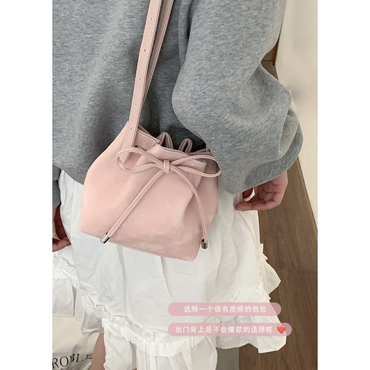 Wholesale versatile ins messenger bag women's 2024 new fashion Korean version bucket bag feeling shoulder bag