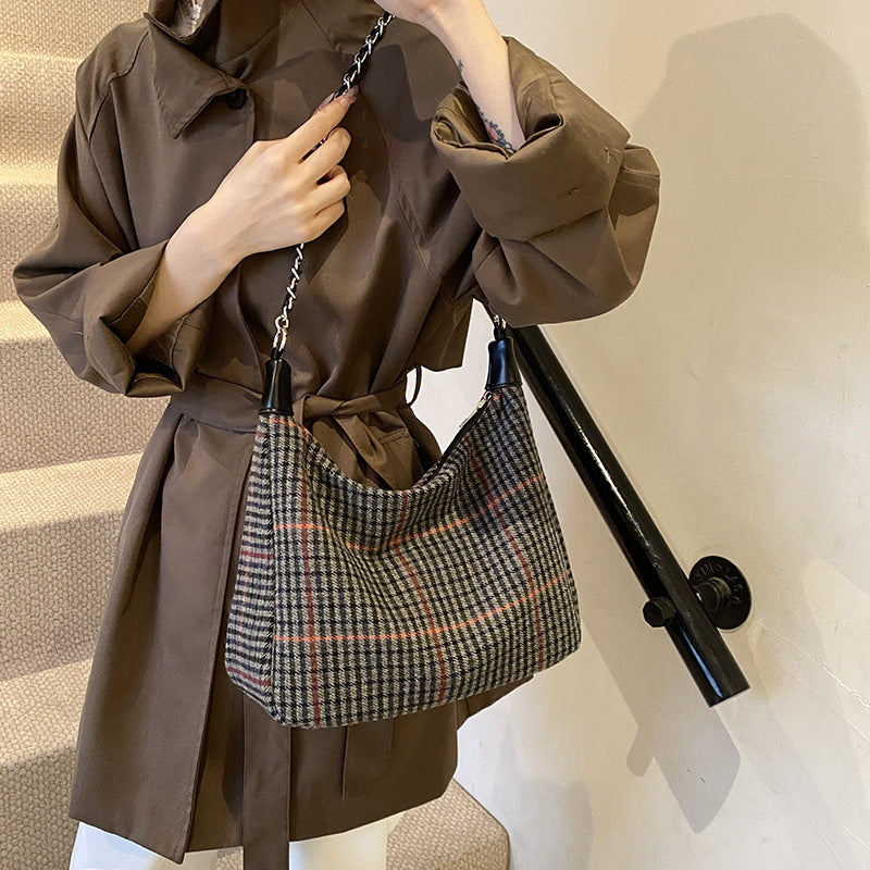 Woolen fashion large capacity 2024 foreign style chain new casual shoulder bag this year popular plaid messenger women's bag