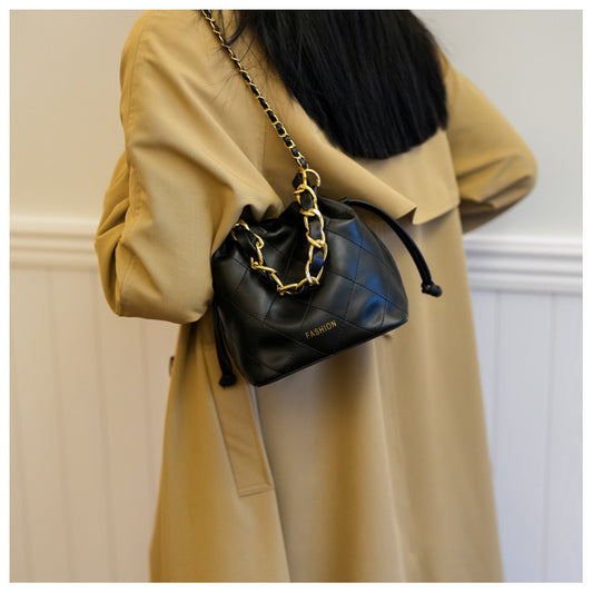2023 autumn and winter new bags bags women's texture fashion niche design chain messenger bag portable bucket bag