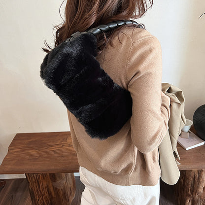 Winter new fluffy handbag niche plush cute commuter braid underarm bag simple shoulder plush bag